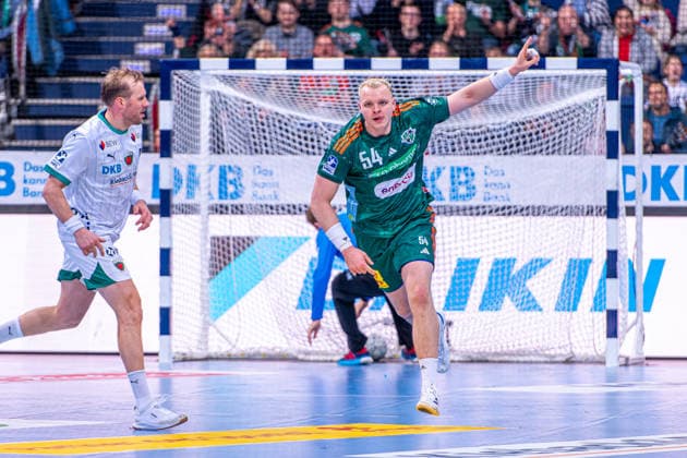 Justus Fischer (TSV Hannover-Burgdorf, Nr. 54) (v.l.), TSV Hannover-Burgdorf (grün) gegen Füchse Berlin (weiß) am 15. Spieltag der Saison 2025 2026 in der DAIKIN Handball-Bundesliga (07.12.2025, ZAG Arena (Hannover, GER), Copyright: xJanxGuentherx xTSVxHannover-Burgdorfx