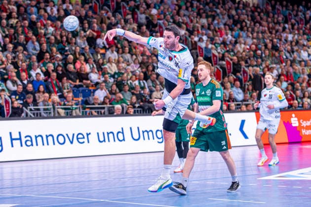 Dejan Milosavljev (Füchse Berlin, Nr. 93) (v.l.), TSV Hannover-Burgdorf (grün) gegen Füchse Berlin (weiß) am 15. Spieltag der Saison 2025 2026 in der DAIKIN Handball-Bundesliga (07.12.2025, ZAG Arena (Hannover, GER), Copyright: xJanxGuentherx xTSVxHannover-Burgdorfx