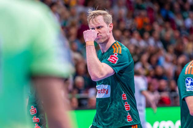 Marian Michalczik (TSV Hannover-Burgdorf, Nr. 22) (v.l.), TSV Hannover-Burgdorf (grün) gegen Füchse Berlin (weiß) am 15. Spieltag der Saison 2025 2026 in der DAIKIN Handball-Bundesliga (07.12.2025, ZAG Arena (Hannover, GER), Copyright: xJanxGuentherx xTSVxHannover-Burgdorfx