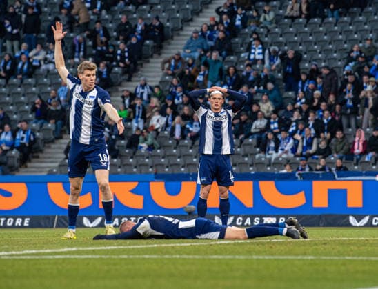 Fussball, Herren, Saison 2025 2026, 2. Bundesliga (15. Spieltag), Hertha BSC - 1. FC Magdeburg, v.l. Luca Schuler (Hertha BSC), Jon Dagur Thorsteinsson (Hertha BSC), Fabian Reese (Hertha BSC), 07.12. 2025,