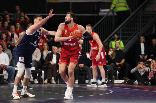 Leon Kratzer (FC Bayern Basketball, 08) mit Ball mit Jure Planinic (SYNTAINICS MBC, 44), GER, FC Bayern Basketball vs. SYNTAINICS MBC, Basketball, easycredit Basketball Bundesliga, 9. Spieltag, Saison 2025 2026, 07.12.2025, GER, FC Bayern Basketball vs. SYNTAINICS MBC, Basketball, easycredit Basketball Bundesliga, 9. Spieltag, Saison 2025 2026, 07.12.2025 Muenchen Copyright: xEibner-Pressefoto JennixMaulx EP_JML