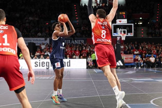 Marcus Foster (SYNTAINICS MBC, 05) mit Leon Kratzer (FC Bayern Basketball, 08), Vladimir Lucic (FC Bayern Basketball, 11), GER, FC Bayern Basketball vs. SYNTAINICS MBC, Basketball, easycredit Basketball Bundesliga, 9. Spieltag, Saison 2025 2026, 07.12.2025, GER, FC Bayern Basketball vs. SYNTAINICS MBC, Basketball, easycredit Basketball Bundesliga, 9. Spieltag, Saison 2025 2026, 07.12.2025 Muenchen Copyright: xEibner-Pressefoto JennixMaulx EP_JML