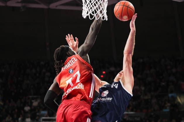 Jure Planinic (SYNTAINICS MBC, 44) am Korb mit Wenyen Gabriel (FC Bayern Basketball, 32), GER, FC Bayern Basketball vs. SYNTAINICS MBC, Basketball, easycredit Basketball Bundesliga, 9. Spieltag, Saison 2025 2026, 07.12.2025, GER, FC Bayern Basketball vs. SYNTAINICS MBC, Basketball, easycredit Basketball Bundesliga, 9. Spieltag, Saison 2025 2026, 07.12.2025 Muenchen Copyright: xEibner-Pressefoto JennixMaulx EP_JML