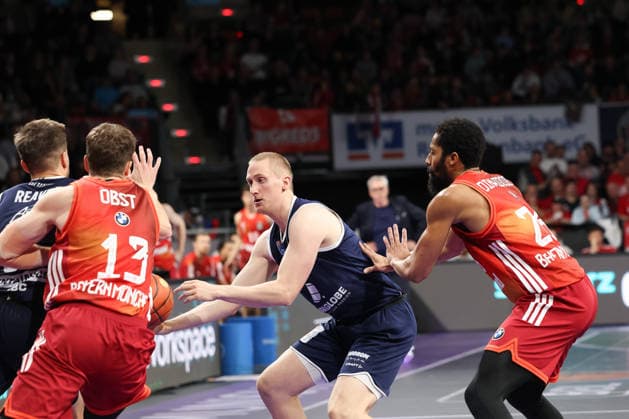 Collin Welp (SYNTAINICS MBC, 40) mit Spencer Dinwiddie (FC Bayern Basketball, 26) und Andreas Obst (FC Bayern Basketball, 13), mit Spencer Reaves (SYNTAINICS MBC, 31), GER, FC Bayern Basketball vs. SYNTAINICS MBC, Basketball, easycredit Basketball Bundesliga, 9. Spieltag, Saison 2025 2026, 07.12.2025, GER, FC Bayern Basketball vs. SYNTAINICS MBC, Basketball, easycredit Basketball Bundesliga, 9. Spieltag, Saison 2025 2026, 07.12.2025 Muenchen Copyright: xEibner-Pressefoto JennixMaulx EP_JML