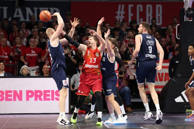 Collin Welp (SYNTAINICS MBC, 40) mit Andreas Obst (FC Bayern Basketball, 13), mit Spencer Reaves (SYNTAINICS MBC, 31) und Kresimir Nikic (SYNTAINICS MBC, 09), GER, FC Bayern Basketball vs. SYNTAINICS MBC, Basketball, easycredit Basketball Bundesliga, 9. Spieltag, Saison 2025 2026, 07.12.2025, GER, FC Bayern Basketball vs. SYNTAINICS MBC, Basketball, easycredit Basketball Bundesliga, 9. Spieltag, Saison 2025 2026, 07.12.2025 Muenchen Copyright: xEibner-Pressefoto JennixMaulx EP_JML