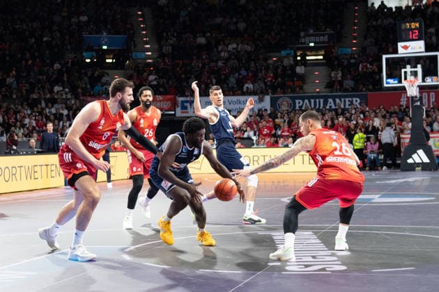 Leon Kratzer (8 Bayern) , Thomas Khyri (0 MBC) und Stefan Jovic (16 Bayern) in Aktion beim Spiel Bayern München - SYNTAINICS MBC am 07.12.2025 in München. München BMW Park Bayern Deutschland