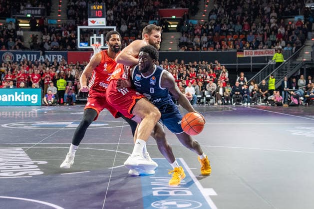 Leon Kratzer (8 Bayern) und Thomas Khyri (0 MBC) in Aktion beim Spiel Bayern München - SYNTAINICS MBC am 07.12.2025 in München. München BMW Park Bayern Deutschland