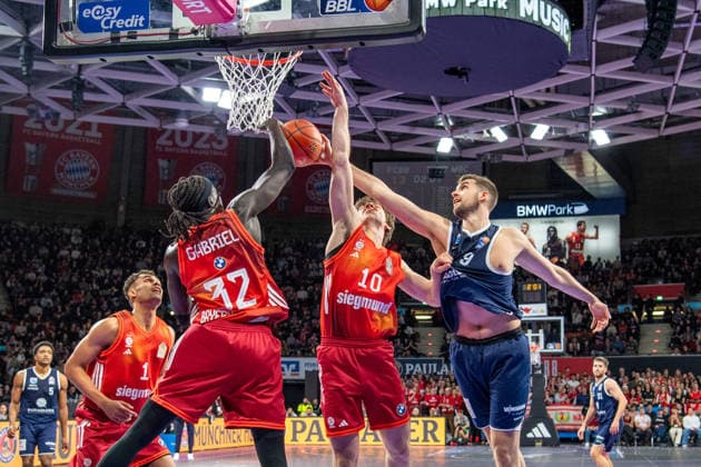 Wenyen Gabriel (32 Bayern) , Justinian Jessup (10 Bayern) und Kresimir Nikic (9 MBC) in Aktion beim Spiel Bayern München - SYNTAINICS MBC am 07.12.2025 in München. München BMW Park Bayern Deutschland
