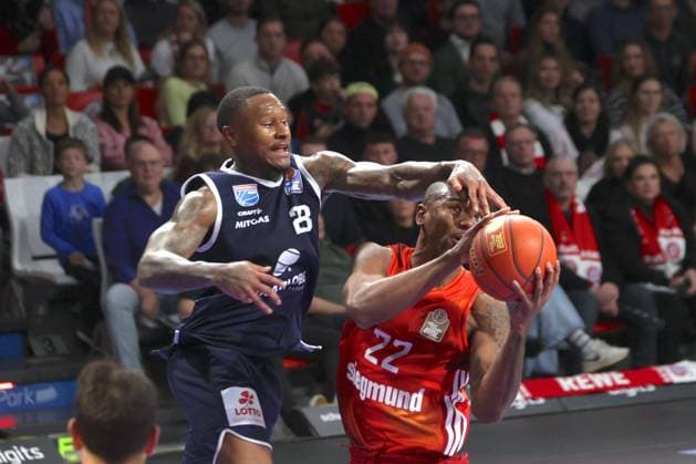 Weissenfels 23 CALLISON vs Bayerns 22 Isiaha MIKE. Basketball: Bayern - Weissenfels. Bundesliga, FC Bayern Basketball - SYNTAINICS MBC, 9.Spieltag, Saison 2025-2026, 7.12.2025, in Muenchen, B M W P A R K, Deutschland. Quelle Copyright Credit : Oryk HAIST