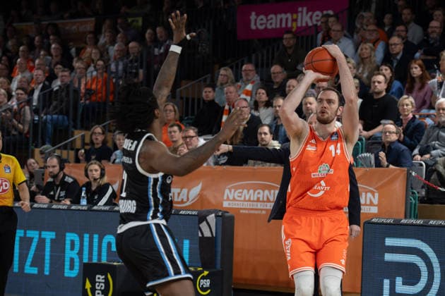 GER, Basketball, easy Credit- BBL, Rasta Vechta vs Veolia Towers Hamburg 07.12.2025, Rasta Dome, Vechta, GER, easy Credit-BBL, Rasta Vechta vs Veolia Towers Hamburg , im Bild Philipp KERKENHOFF ( Rasta Vechta 14 ) mit dem Wurf