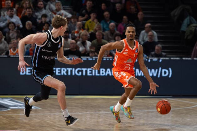 GER, Basketball, easy Credit- BBL, Rasta Vechta vs Veolia Towers Hamburg 07.12.2025, Rasta Dome, Vechta, GER, easy Credit-BBL, Rasta Vechta vs Veolia Towers Hamburg , im Bild Alonzo VERGE JR. ( Rasta Vechta 11 ) Jared GREY ( Veolia Towers Hamburg 8 )