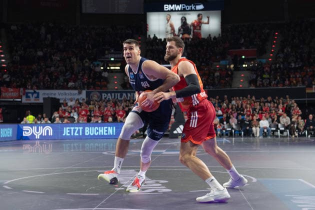Jure Planinic (44 MBC) und Leon Kratzer (8 Bayern) in Aktion beim Spiel Bayern München - SYNTAINICS MBC am 07.12.2025 in München. München BMW Park Bayern Deutschland