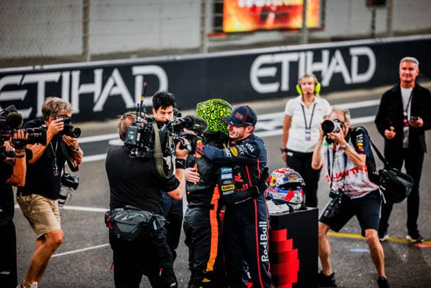 Formula 1 Etihad Airways Abu Dhabi Grand Prix 2025 Alexis Perrin OVERTAKE MAXPPP - Abu Dhabi 07 12 2025 04 NORRIS Lando (gbr), McLaren F1 Team, portrait championship winner and 01 VERSTAPPEN Max (nld), Oracle Red Bull Racing, winner of the race at the Formula 1 Etihad Airways Abu Dhabi Grand Prix 2025, the 24th round of the 2025 FIA Formula 1 World Championship, WM, Weltmeisterschaft at Yas Marina Circuit in Abu Dhabi, United Arab Emirates, from 4 to 7 December 2025 Abu Dhabi Yas Marina Circuit United Arab Emirates  Copyright: xOVERTAKE MAXPPPxAlexisxPerrinx OVT202512070500 OVT202512070500