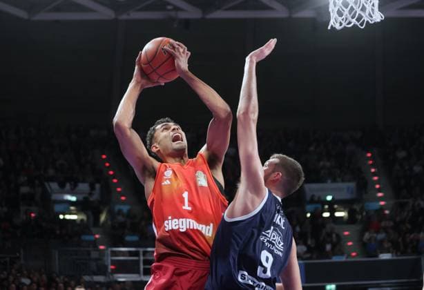 Bayerns 1 Oscar DA SILVA vs Weissenfels 9 NIKIC. Basketball: Bayern - Weissenfels. Bundesliga, FC Bayern Basketball - SYNTAINICS MBC, 9.Spieltag, Saison 2025-2026, 7.12.2025, in Muenchen, B M W P A R K, Deutschland. Quelle Copyright Credit : Oryk HAIST