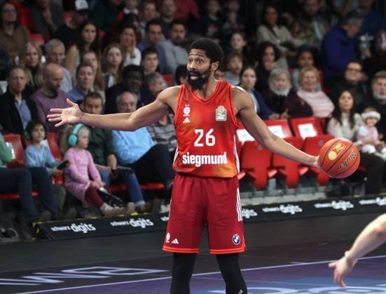 Fassungslos . . . Bayerns 26 Spencer DINWIDDIE. Basketball: Bayern - Weissenfels. Bundesliga, FC Bayern Basketball - SYNTAINICS MBC, 9.Spieltag, Saison 2025-2026, 7.12.2025, in Muenchen, B M W P A R K, Deutschland. Quelle Copyright Credit : Oryk HAIST