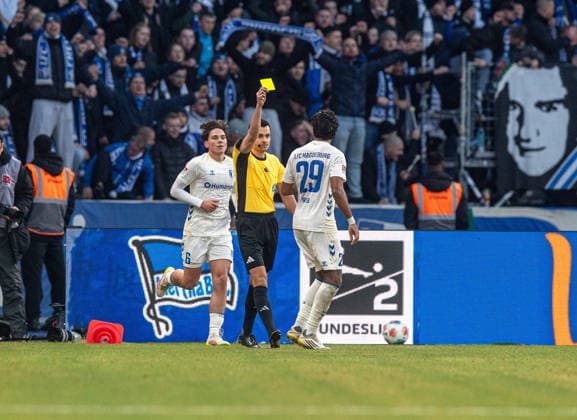 Fussball, Herren, Saison 2025 2026, 2. Bundesliga (15. Spieltag), Hertha BSC - 1. FC Magdeburg, Schiedsrichter Konrad Oldhafer zeigt Ryan Ghrieb (Magdeburg) die gelbe Karte, 07.12. 2025,