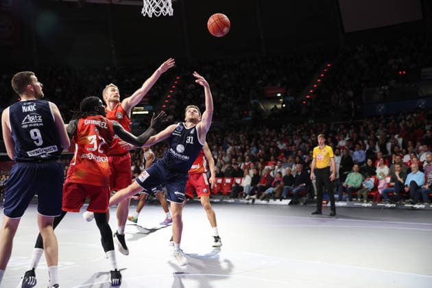 Spencer Reaves (SYNTAINICS MBC, 31) mit Niels Giffey (FC Bayern Basketball, 05) und Wenyen Gabriel (FC Bayern Basketball, 32), mit Kresimir Nikic (SYNTAINICS MBC, 09), GER, FC Bayern Basketball vs. SYNTAINICS MBC, Basketball, easycredit Basketball Bundesliga, 9. Spieltag, Saison 2025 2026, 07.12.2025, GER, FC Bayern Basketball vs. SYNTAINICS MBC, Basketball, easycredit Basketball Bundesliga, 9. Spieltag, Saison 2025 2026, 07.12.2025 Muenchen Copyright: xEibner-Pressefoto JennixMaulx EP_JML