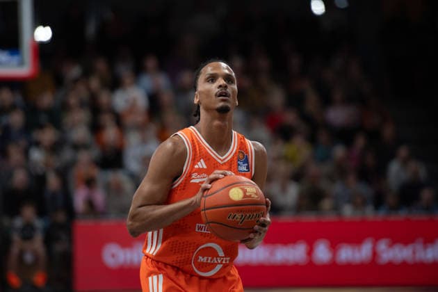GER, Basketball, easy Credit- BBL, Rasta Vechta vs Veolia Towers Hamburg 07.12.2025, Rasta Dome, Vechta, GER, easy Credit-BBL, Rasta Vechta vs Veolia Towers Hamburg , im Bild beim Freiwurf Alonzo VERGE JR. ( Rasta Vechta 11 )