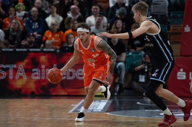 GER, Basketball, easy Credit- BBL, Rasta Vechta vs Veolia Towers Hamburg 07.12.2025, Rasta Dome, Vechta, GER, easy Credit-BBL, Rasta Vechta vs Veolia Towers Hamburg , im Bild Booker COPLIN( Rasta Vechta 30 ) Zsombor MARONKA ( Veolia Towers Hamburg 5 )