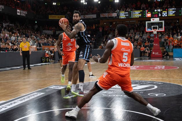 GER, Basketball, easy Credit- BBL, Rasta Vechta vs Veolia Towers Hamburg 07.12.2025, Rasta Dome, Vechta, GER, easy Credit-BBL, Rasta Vechta vs Veolia Towers Hamburg , im Bild Martin BREUNING ( Veolia Towers Hamburg 13 ) TJ BAMBA ( Rasta Vechta 5 )