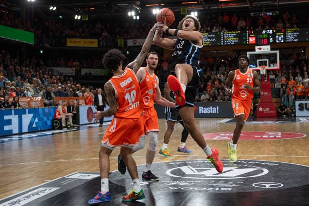 GER, Basketball, easy Credit- BBL, Rasta Vechta vs Veolia Towers Hamburg 07.12.2025, Rasta Dome, Vechta, GER, easy Credit-BBL, Rasta Vechta vs Veolia Towers Hamburg , im Bild Zacharie PERRIN ( Veolia Towers Hamburg 52 ) Tevin BROWN( Rasta Vechta 10 ) Philipp KERKENHOFF ( Rasta Vechta 14 ) Malcolm DANDRIDGE( Rasta Vechta 23 )