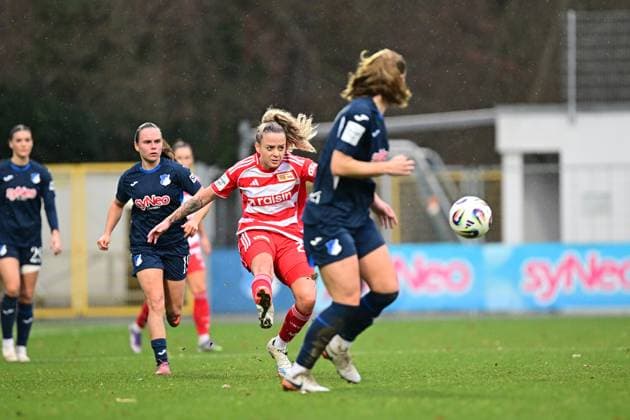 RECORD DATE NOT STATED Jenny Hipp (27; 1. FC Union Berlin) mit Ball, während Marie Steiner (19; TSG Hoffenheim Frauen) verteidigt Ballaktion im Spiel Copyright: xMichaelxGelhardtx