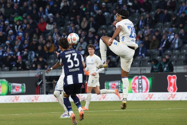 DEU, DFL, 2. FBL, Hertha BSC vs. 1: FC Magdeburg, 07.12.2025, Berliner Olympiastadion, Berlin, DEU, DFL, 2. FBL, Hertha BSC vs. 1: FC Magdeburg, im Bild Michal Karbownik (Hertha BSC Berlin 33), Rayan Ghrieb (1.FC Magdeburg 29) DFL - regulations prohibit any use of Photographs as image sequences and or quasi-video