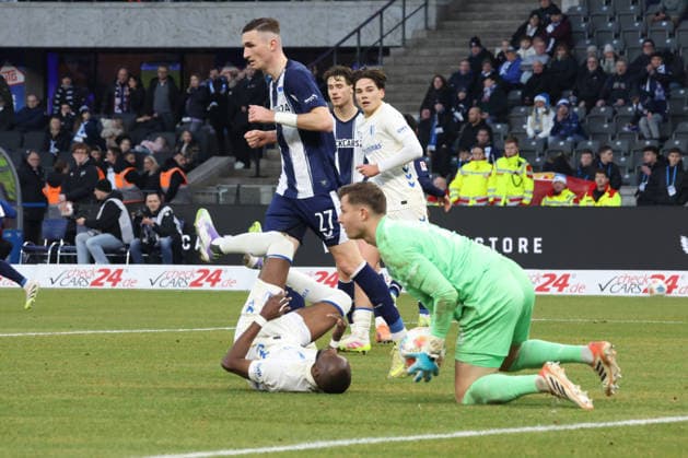 DEU, DFL, 2. FBL, Hertha BSC vs. 1: FC Magdeburg, 07.12.2025, Berliner Olympiastadion, Berlin, DEU, DFL, 2. FBL, Hertha BSC vs. 1: FC Magdeburg, im Bild Tjark Ernst (Hertha BSC Berlin 1), Niklas Kolbe (Hertha BSC Berlin 27), Silas Gnaka (1.FC Magdeburg 25) DFL - regulations prohibit any use of Photographs as image sequences and or quasi-video