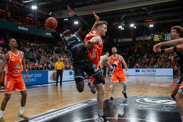 GER, Basketball, easy Credit- BBL, Rasta Vechta vs Veolia Towers Hamburg 07.12.2025, Rasta Dome, Vechta, GER, easy Credit-BBL, Rasta Vechta vs Veolia Towers Hamburg , im Bild Osaro RICH ( Veolia Towers Hamburg 3 ) Lars THIEMANN ( Rasta Vechta 21 )