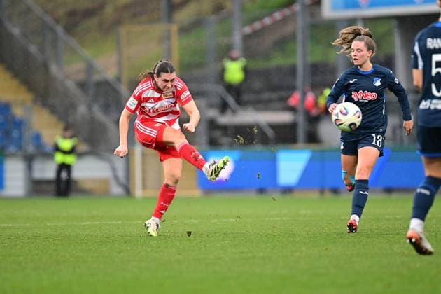 RECORD DATE NOT STATED Valesca Ampoorter (18; TSG Hoffenheim Frauen) mit Ball, während Antonia Halverkamps (29; 1. FC Union Berlin) schießt Ballaktion im Spiel Copyright: xMichaelxGelhardtx