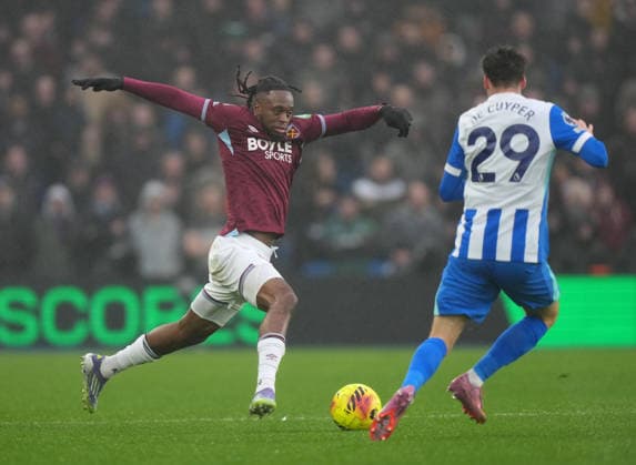 Brighton and Hove Albion v West Ham United, Premier League, Football, Amex Stadium, Brighton, UK - 07 Dec 2025 Aaron Wan-Bissaka of West Ham United takes on Maxim De Cuyper of Brighton. Brighton Amex Stadium Brighton GBR, UK NEWSPAPERS OUT Copyright: xSeanxRyanx