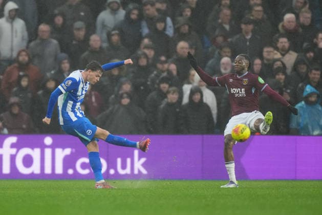 Brighton and Hove Albion v West Ham United, Premier League, Football, Amex Stadium, Brighton, UK - 07 Dec 2025 Maxim De Cuyper of Brighton takes a shot at goal. Brighton Amex Stadium Brighton GBR, UK NEWSPAPERS OUT Copyright: xSeanxRyanx