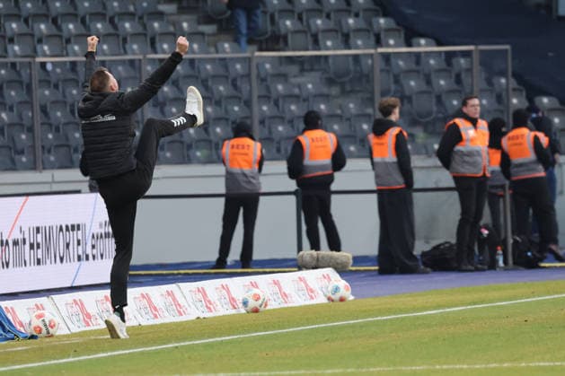 2. Fußball Bundesliga, Hertha BSC - 1. FC Magdeburg Schlussjubel, Sieg,Trainer Petrik Sander (FC Magdeburg) jubelt, während der Begegnung in der 2. Fußball Bundesliga, Hertha BSC - 1. FC Magdeburg in Berlin, Olympiastadion, am 07.12.2025. DFB regulations prohibit any use of photographs as image sequences and or quasi video.