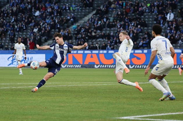 2. Fußball Bundesliga, Hertha BSC - 1. FC Magdeburg Pascal Klemens (Hertha BSC 41) beim Torschuss auf das Tor gegen Maximilian Breunig (FC Magdeburg, 9) und Herbert Bockhorn (FC Magdeburg, 7), während der Begegnung in der 2. Fußball Bundesliga, Hertha BSC - 1. FC Magdeburg in Berlin, Olympiastadion, am 07.12.2025. DFB regulations prohibit any use of photographs as image sequences and or quasi video.