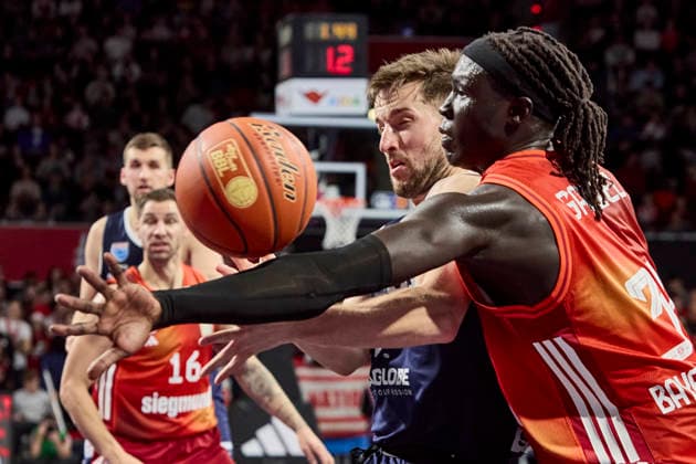 Deutsche Basketball Bundesliga (BBL), FC Bayern München Basketball vs SYNTAINICS MBC, München FC Bayern Basketball, SYNTAINICS MBC, 2025-12-07 in München (BMW Park München) REAVES Spencer (SYNTAINICS MBC Shooting Guard (Nr.31) (MBC31)), GABRIEL Wenyen (FC Bayern Basketball C (Nr32) FCBB32 ) sportworld München BMW Park München Bayern Deutschland