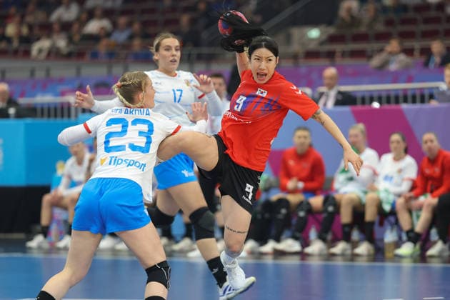Südkorea - Tschechien, IHF Handball-WM der Frauen Yeong-Yeong Lee (Südkorea, 9) gegen üt23+ und Karolina Pejsova (Tschechien, 17). 3. Hauptrundenspiel der Handball-WM der Frauen zwischen Südkorea und Tschechien am 7. Dezember 2025 in der Westfalenhalle in Dortmund., Dortmund Nordrhein-Westfalen Deutschland Westfalenhalle