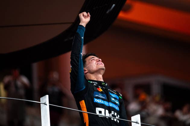 Lando Norris (McLaren Formula 1 Team, Großbritannien, 04) jubelt auf dem Podium bei der Siegerehrung ueber Patz 3 im Rennen und seinen ersten Titel als Fahrer - Weltmeister, UAE, Formel 1 Weltmeisterschaft, Abu Dhabi Grand Prix, Yas Marina Circuit, Rennen, 07.12.2025 UAE, Formel 1 Weltmeisterschaft, Abu Dhabi Grand Prix, Yas Marina Circuit, Rennen, 07.12.2025 Yas Marina Island Copyright: xEibner-Pressefoto Memmlerx EP_MMR