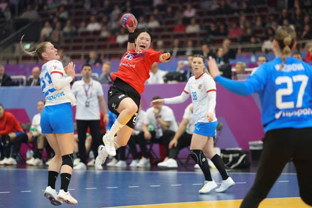 Südkorea - Tschechien, IHF Handball-WM der Frauen Bit-na Woo (Südkorea, 26) findet die Lücke zum Torwurf gegen Patricie Wizurkova (Tschechien, 27). 3. Hauptrundenspiel der Handball-WM der Frauen zwischen Südkorea und Tschechien am 7. Dezember 2025 in der Westfalenhalle in Dortmund., Dortmund Nordrhein-Westfalen Deutschland Westfalenhalle