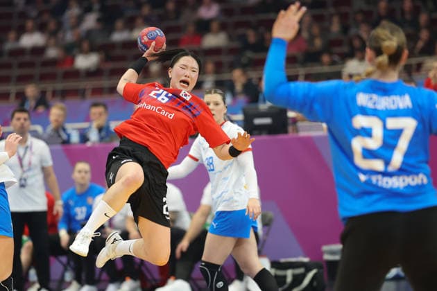 Südkorea - Tschechien, IHF Handball-WM der Frauen Bit-na Woo (Südkorea, 26) gegen Patricie Wizurkova (Tschechien, 27). 3. Hauptrundenspiel der Handball-WM der Frauen zwischen Südkorea und Tschechien am 7. Dezember 2025 in der Westfalenhalle in Dortmund., Dortmund Nordrhein-Westfalen Deutschland Westfalenhalle