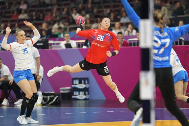 Südkorea - Tschechien, IHF Handball-WM der Frauen Bit-na Woo (Südkorea, 26) gegen Patricie Wizurkova (Tschechien, 27). 3. Hauptrundenspiel der Handball-WM der Frauen zwischen Südkorea und Tschechien am 7. Dezember 2025 in der Westfalenhalle in Dortmund., Dortmund Nordrhein-Westfalen Deutschland Westfalenhalle