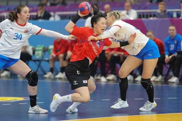 Südkorea - Tschechien, IHF Handball-WM der Frauen Bit-na Woo (Südkorea, 26) zwischen Julie Frankova (Tschechien, 34) und Valerie Smetkova (Tschechien, 35). 3. Hauptrundenspiel der Handball-WM der Frauen zwischen Südkorea und Tschechien am 7. Dezember 2025 in der Westfalenhalle in Dortmund., Dortmund Nordrhein-Westfalen Deutschland Westfalenhalle