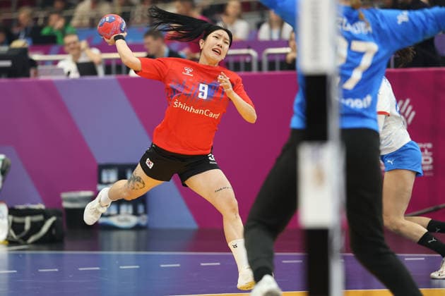 Südkorea - Tschechien, IHF Handball-WM der Frauen Yeong-Yeong Lee (Südkorea, 9). 3. Hauptrundenspiel der Handball-WM der Frauen zwischen Südkorea und Tschechien am 7. Dezember 2025 in der Westfalenhalle in Dortmund., Dortmund Nordrhein-Westfalen Deutschland Westfalenhalle