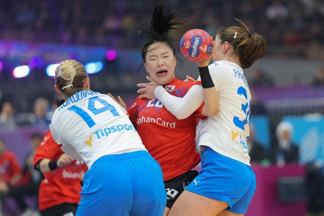 Südkorea - Tschechien, IHF Handball-WM der Frauen Bit-na Woo (Südkorea, 26) gegen Kamila Kordovska (Tschechien, 14) und Julie Frankova (Tschechien, 34). 3. Hauptrundenspiel der Handball-WM der Frauen zwischen Südkorea und Tschechien am 7. Dezember 2025 in der Westfalenhalle in Dortmund., Dortmund Nordrhein-Westfalen Deutschland Westfalenhalle