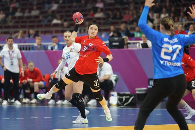 Südkorea - Tschechien, IHF Handball-WM der Frauen Bo-Eun Gim (Südkorea, 31) gegen Patricie Wizurkova (Tschechien, 27). 3. Hauptrundenspiel der Handball-WM der Frauen zwischen Südkorea und Tschechien am 7. Dezember 2025 in der Westfalenhalle in Dortmund., Dortmund Nordrhein-Westfalen Deutschland Westfalenhalle