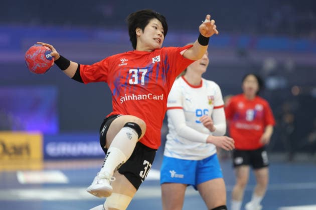 Südkorea - Tschechien, IHF Handball-WM der Frauen Min-Seo Kim (Südkorea, 37). 3. Hauptrundenspiel der Handball-WM der Frauen zwischen Südkorea und Tschechien am 7. Dezember 2025 in der Westfalenhalle in Dortmund., Dortmund Nordrhein-Westfalen Deutschland Westfalenhalle