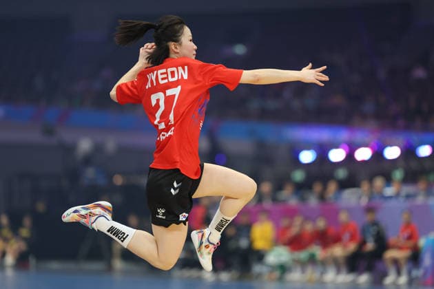 Südkorea - Tschechien, IHF Handball-WM der Frauen Ji-yeon Jeon (Südkorea, 27). 3. Hauptrundenspiel der Handball-WM der Frauen zwischen Südkorea und Tschechien am 7. Dezember 2025 in der Westfalenhalle in Dortmund., Dortmund Nordrhein-Westfalen Deutschland Westfalenhalle
