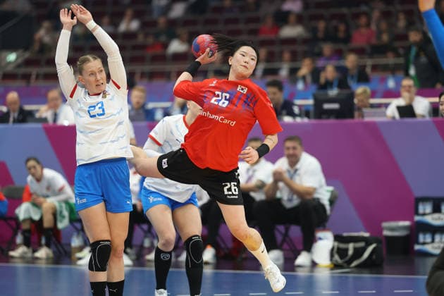 Südkorea - Tschechien, IHF Handball-WM der Frauen Bit-na Woo (Südkorea, 26). 3. Hauptrundenspiel der Handball-WM der Frauen zwischen Südkorea und Tschechien am 7. Dezember 2025 in der Westfalenhalle in Dortmund., Dortmund Nordrhein-Westfalen Deutschland Westfalenhalle