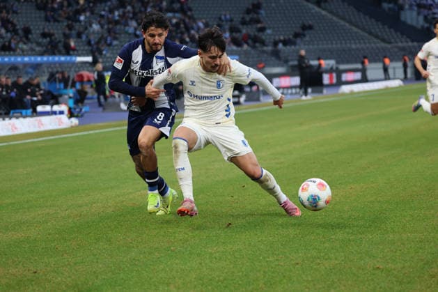 2. Fußball Bundesliga, Hertha BSC - 1. FC Magdeburg Kevin Sessa (Hertha BSC 8) im Zweikampf mit Laurin Ulrich (FC Magdeburg, 8), während der Begegnung in der 2. Fußball Bundesliga, Hertha BSC - 1. FC Magdeburg in Berlin, Olympiastadion, am 07.12.2025. DFB regulations prohibit any use of photographs as image sequences and or quasi video.