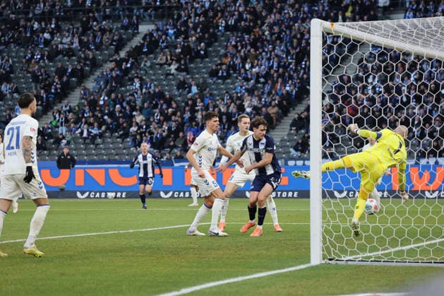 2. Fußball Bundesliga, Hertha BSC - 1. FC Magdeburg Torwart Dominik Reimann (FC Magdeburg, 1) hält, sichert einen Torschuss auf das Tor, während der Begegnung in der 2. Fußball Bundesliga, Hertha BSC - 1. FC Magdeburg in Berlin, Olympiastadion, am 07.12.2025. DFB regulations prohibit any use of photographs as image sequences and or quasi video.