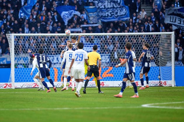 Hertha vor dem Tor von Magdeburg, GER, Hertha BSC vs. ,1. FC Magdeburg, 2. Bundesliga, Saison 2025 2026, 15. Spieltag, 07.12.2025 (DFL REGULATIONS PROHIBIT ANY USE OF PHOTOGRAPHS AS IMAGE SEQUENCES AND OR QUASI - VIDEO). GER, Hertha BSC vs. ,1. FC Magdeburg, 2. Bundesliga, Saison 2025 2026, 15. Spieltag, 07.12.2025 Berlin